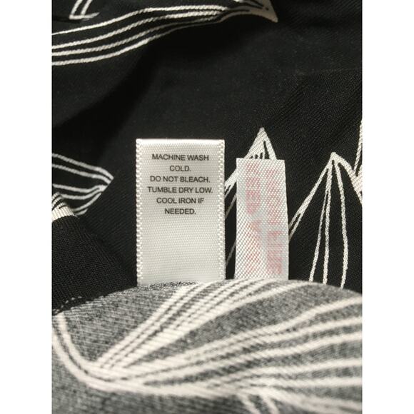 NWT Nicole Miller XL Button Up Collared SS Black & White Tropical Print Top - Picture 5 of 5